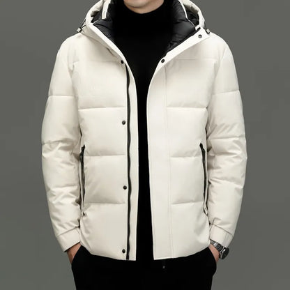Weiße Herren-Daunenjacke mit Kapuze, Reißverschluss, Wintermode, warm, stilvoll.