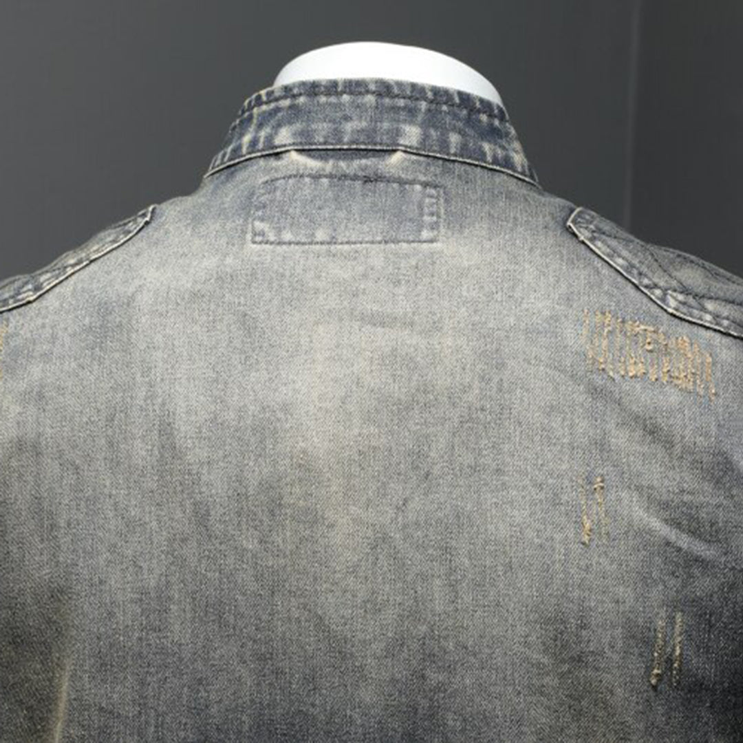 Rückansicht einer grauen Herren-Jeansjacke aus Denim mit abgenutztem Look.