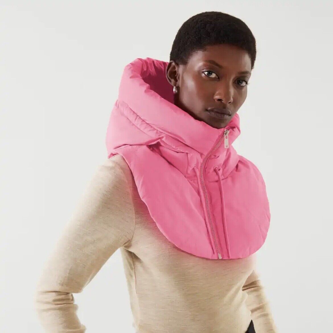 Frau mit rosa Kapuzenschal, modisches Accessoire, Wintermode, Damenbekleidung, elegant.