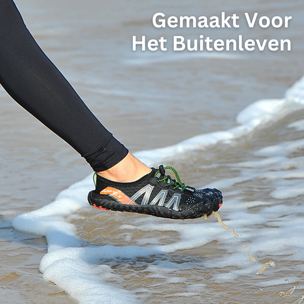 Schwarzer Outdoor-Schuh am Strand, ideal für Aktivitäten im Freien, wasserfest.