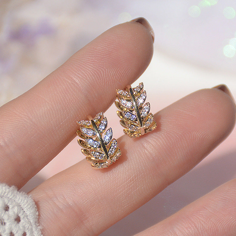 Goldene Moissanit-Ohrringe, Blattdesign, funkelnd, Damen-Schmuck, eleganter Stil.