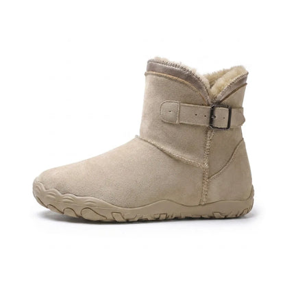 Beige känga i mocka med spänne och ljust fleecefoder, sedd från sidan mot vit bakgrund 1