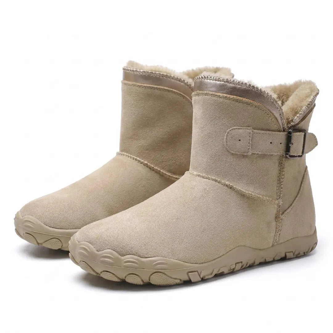 Ett par beige mockakängor med spänne och fleecefoder, snett framifrån 7