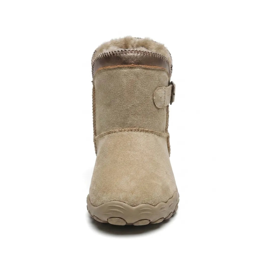 Beige känga sedd rakt framifrån med mjukt foder, spänne på sidan och bred tåbox 8