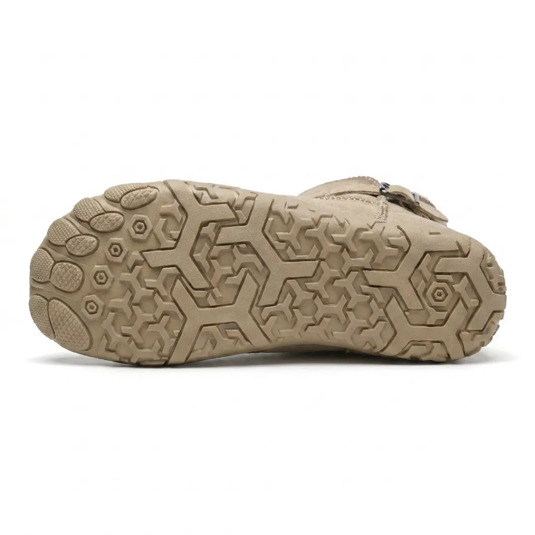 Undersidan av beige känga med mönstrad gummisula och tydliga tåavtryck 9
