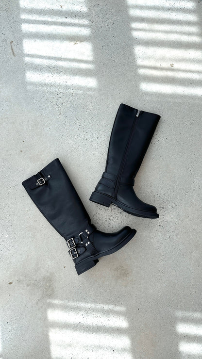 Schwarze Lederstiefel mit Schnallen, Damenmode, Herbst-Winter, stilvoll und robust.