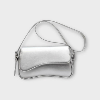 Silberne Umhängetasche aus Leder, modisches Accessoire für Damen, elegantes Design.