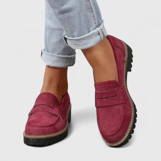 Vinröda loafers med grov sula, bärs med uppvikta ljusa jeans 2