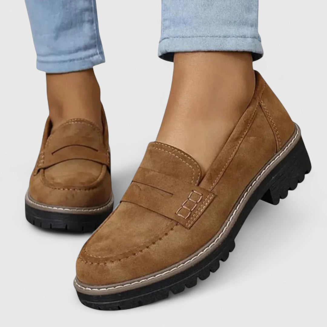 Bruna loafers med synliga sömmar, bärs med ljusblå jeans, närbild från sidan 5