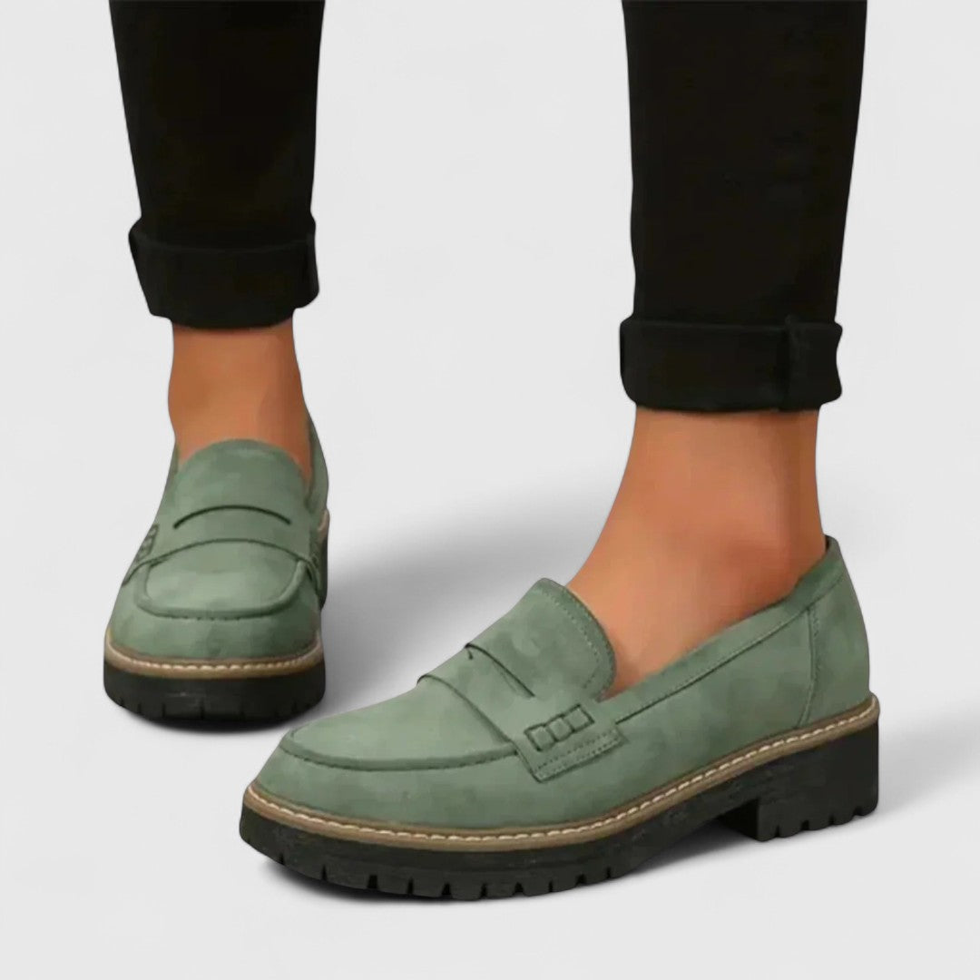 Gröna loafers med grov sula, bärs med svarta uppvikta byxor 6