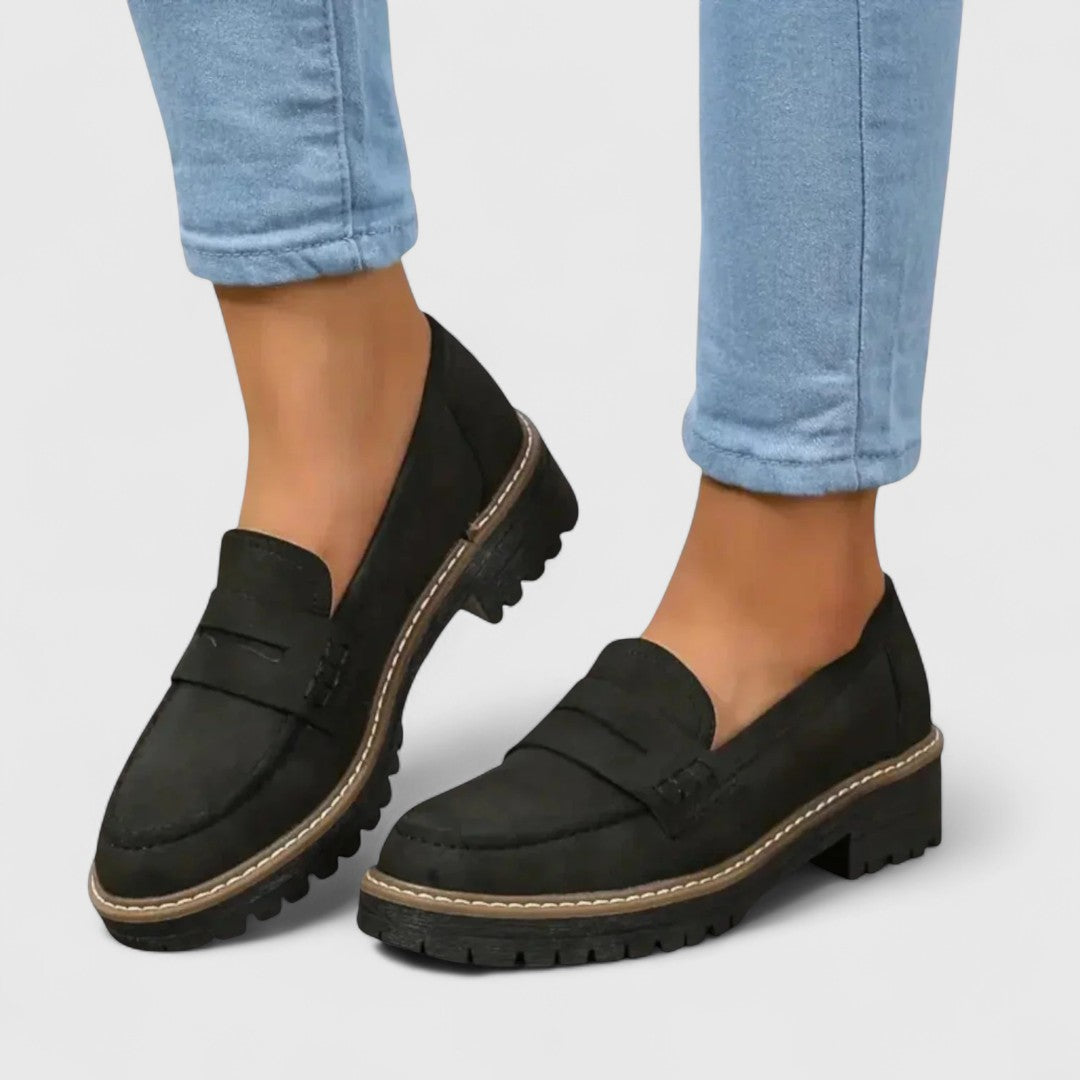 Svarta loafers i mocka med grov sula, bärs med ljusblå jeans 1