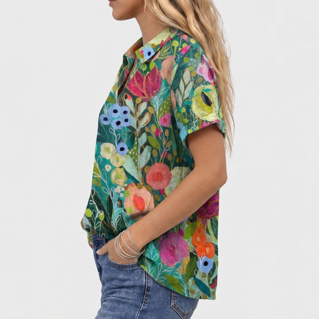 Toppen sedd från sidan på modell, med kragen, den korta ärmen och blommönstret på sidan 3
