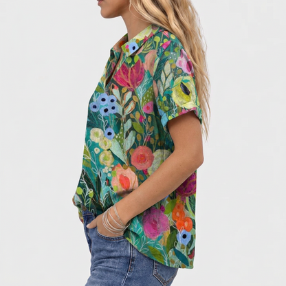 Toppen sedd från sidan på modell, med kragen, den korta ärmen och blommönstret på sidan 3