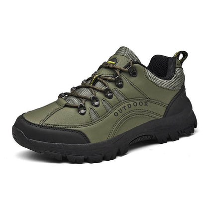 Grüner Outdoor-Wanderschuh, rutschfeste Sohle, atmungsaktiv, robustes Design.