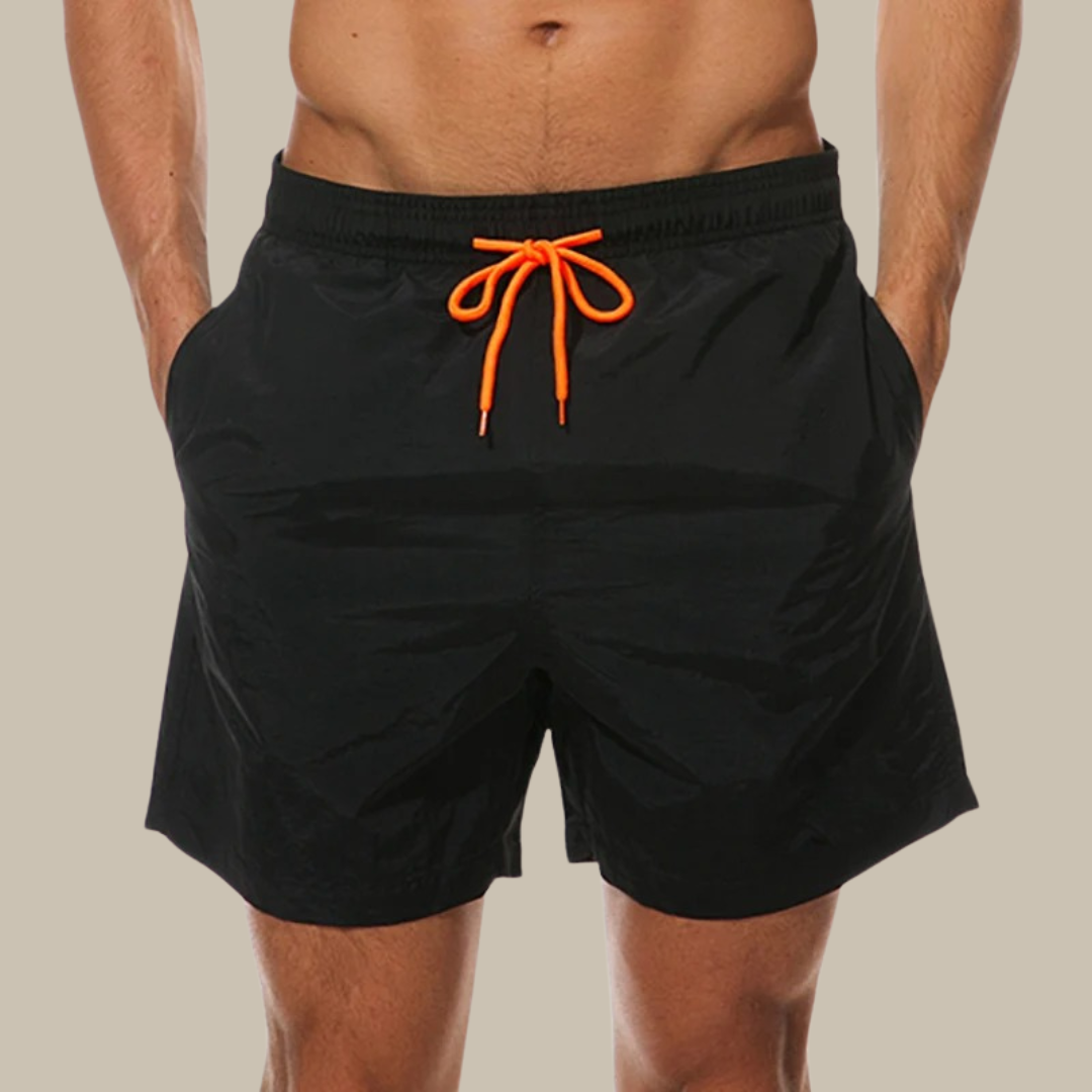 Schwarze Herren-Badeshorts mit orangefarbenem Kordelzug, schnell trocknend, ideal für den Strand.