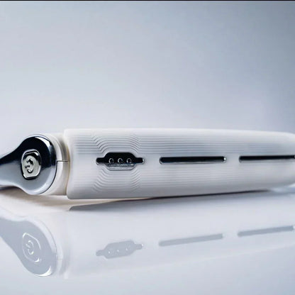Weißer elektrischer Haarglätter mit Keramikplatten, modernes Design, Haarstyling-Gerät.
