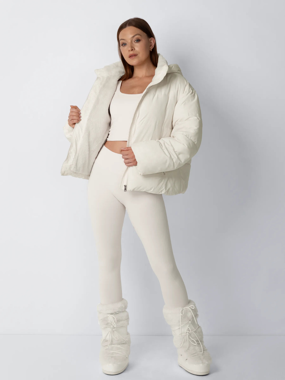 Helbild av modell i krämvit jacka som hålls öppen så att det mjuka fleecefodret syns 2