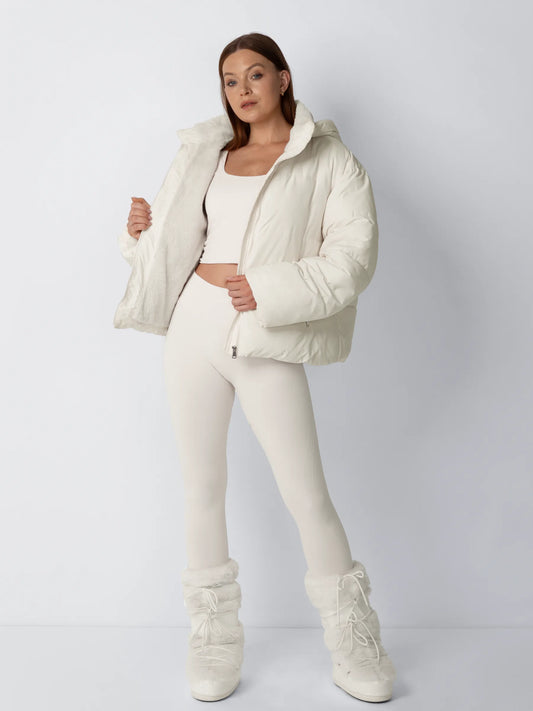Helbild av modell i krämvit jacka som hålls öppen så att det mjuka fleecefodret syns 2
