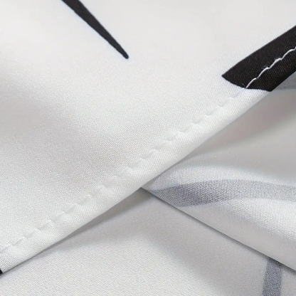 Nahaufnahme weißer Stoff mit schwarzem geometrischem Muster, Polyester, Textil, Mode.