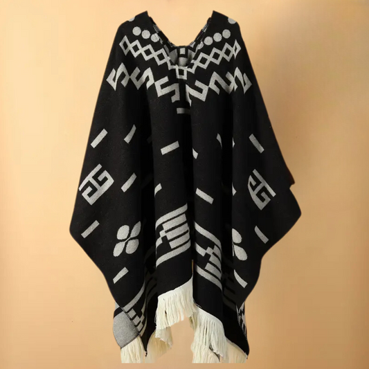Schwarzer Poncho mit weißen Mustern und Fransen, Damenmode, Boho-Stil, Baumwolle.