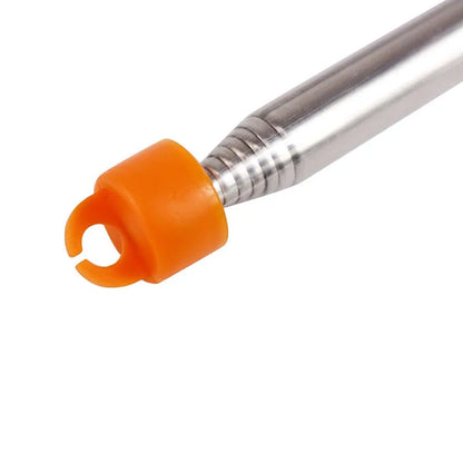 Edelstahlrohr mit orangefarbener Kunststoffkappe, langlebig, vielseitig einsetzbar.