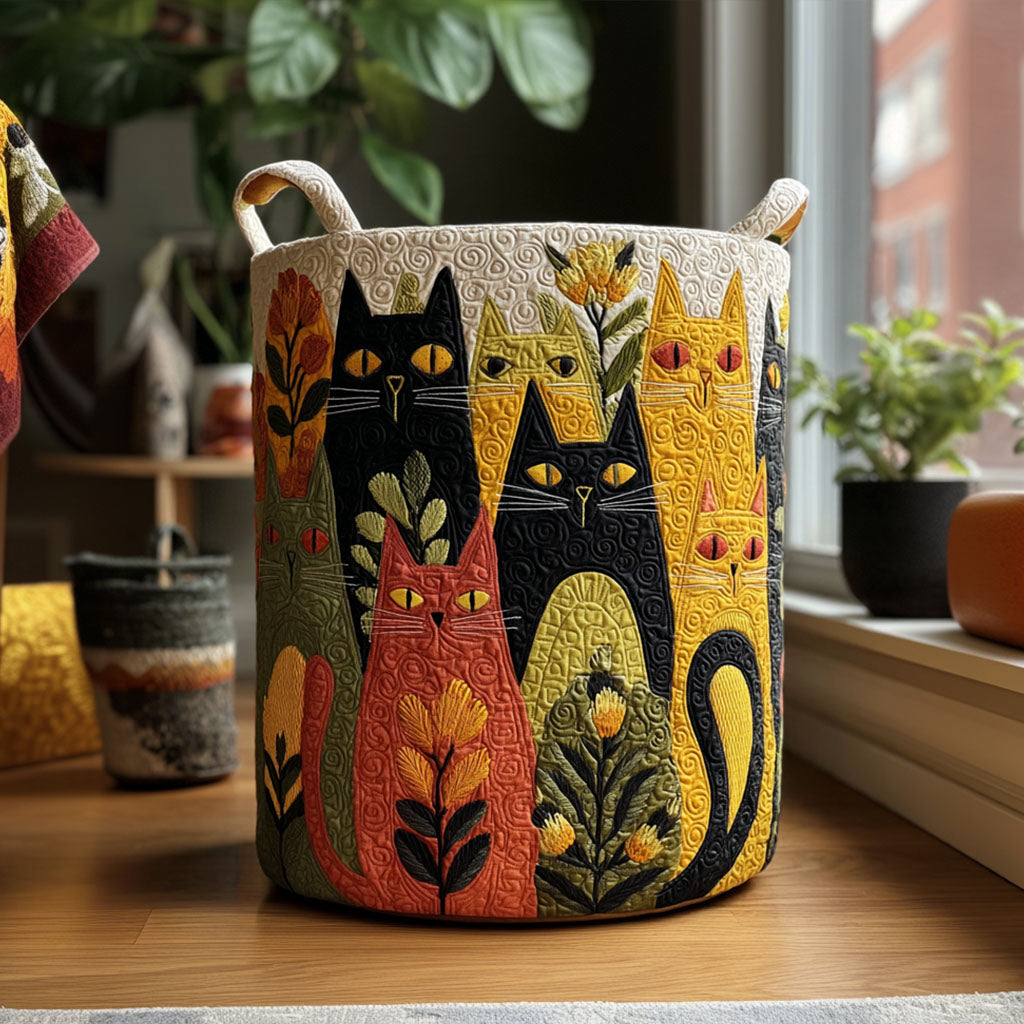 Rund vadderad korg med quiltade, färgglada katter och blommor och två handtag, stående på ett trägolv vid ett fönster. 1