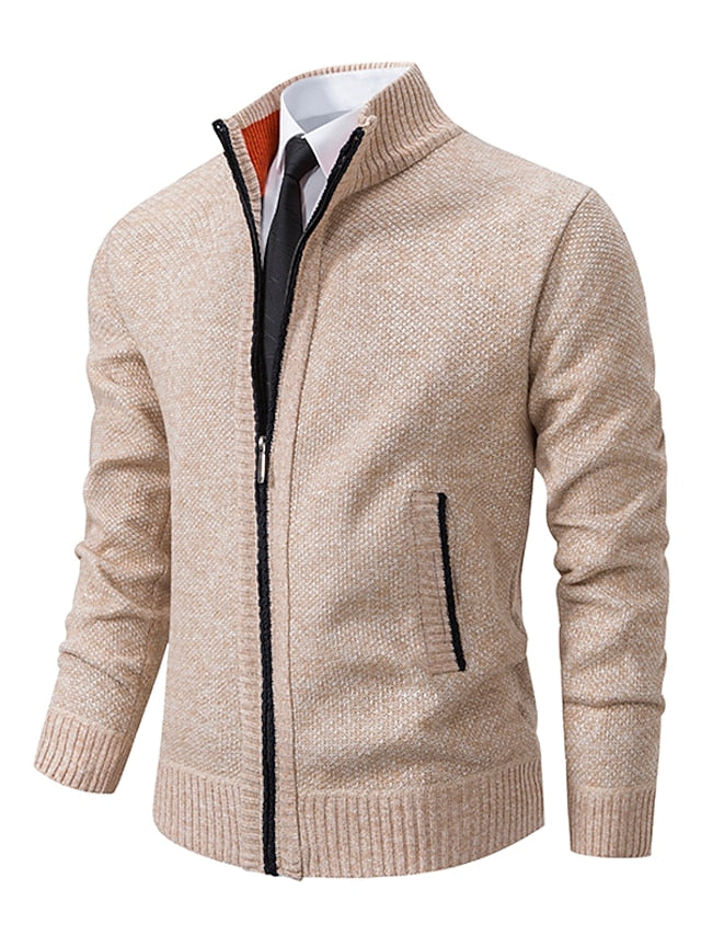 Beiger Herren-Strickpullover mit Reißverschluss, elegantes Design, ideal für Herbstmode.