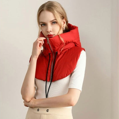 Frau mit roter Steppweste, Reißverschluss, modisch, Winterkleidung, Damenmode, elegant.