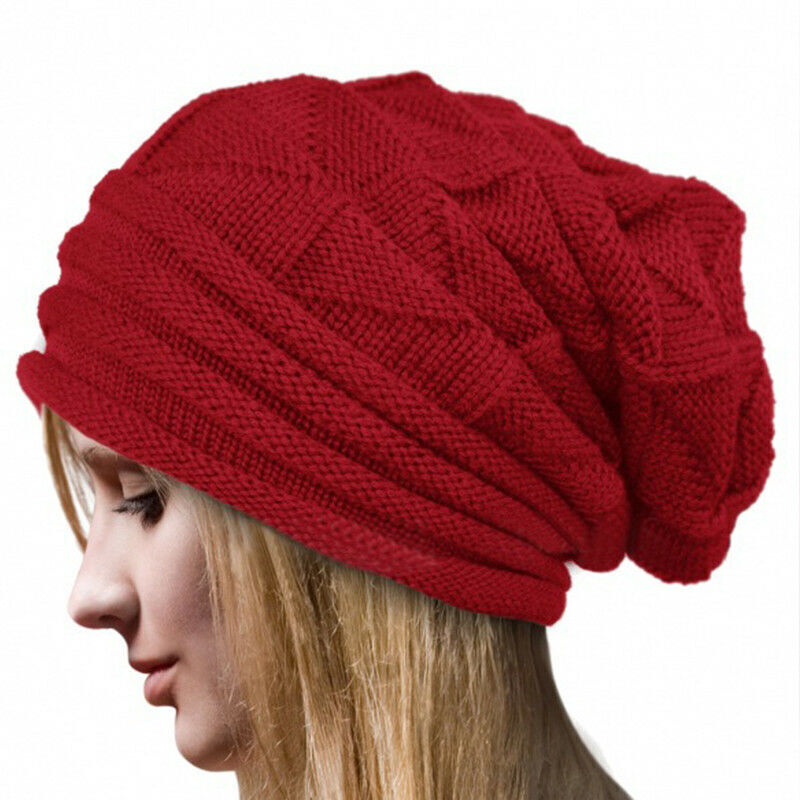 Rote Strickmütze Damen, Wintermode, warm, stilvoll, Accessoire, Kopfbedeckung, Freizeitkleidung.