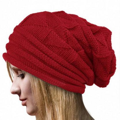 Rote Strickmütze Damen, Wintermode, warm, stilvoll, Accessoire, Kopfbedeckung, Freizeitkleidung.