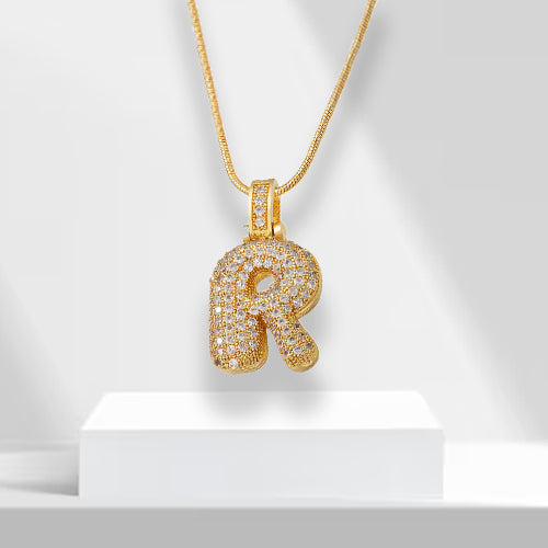 Goldener Buchstabenanhänger R mit Diamanten auf Kette, luxuriöser Schmuck, Geschenkidee.