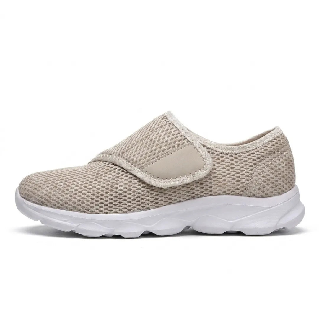 Beige mesh-sko i sidovy med kardborreband över vristen och vit tjock sula på vit bakgrund. 28