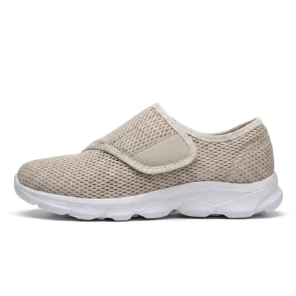Beige mesh-sko i sidovy med kardborreband över vristen och vit tjock sula på vit bakgrund. 28
