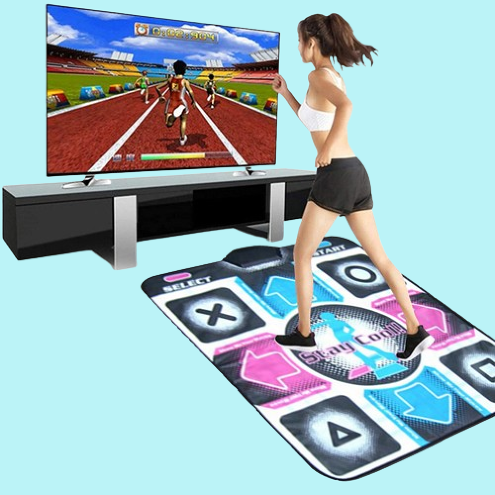 Frau tanzt auf Tanzmatte vor Fernseher, Fitnessspiel, Indoor-Workout, blau-schwarze Matte