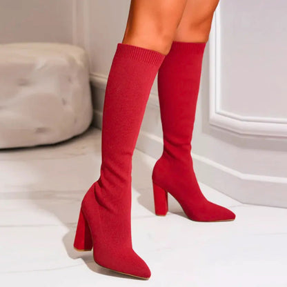Rote Stiefel mit hohem Absatz, kniehoch, Damenmode, elegantes Design, Herbst-Winter-Trend.