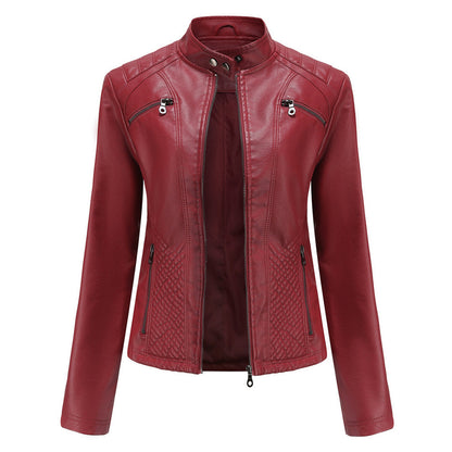 Rote Damen-Lederjacke, Reißverschlüsse, Stehkragen, modisch, elegant, Herbstmode.