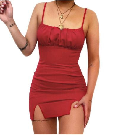 Frau in rotem Minikleid mit Spaghettiträgern, figurbetont, modisch, elegant, Abendmode.