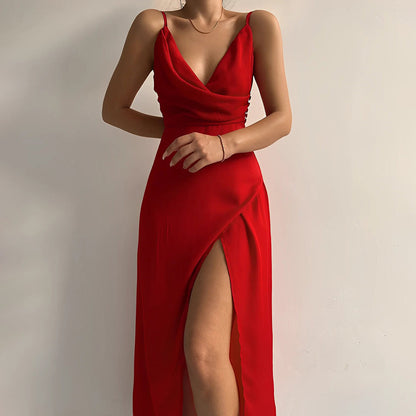 Frau in rotem Abendkleid mit Beinschlitz, elegantes Design, ärmellos, V-Ausschnitt.