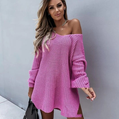 Frau in pinkem Strickkleid, schulterfrei, modisch, lässig, urbaner Stil.
