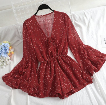 Roter Damen-Overall mit weißen Punkten, V-Ausschnitt, Glockenärmeln, Sommermode.