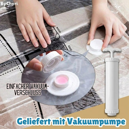Händer stänger ventilen på en vakuumpåse med en närbild på det vita locket, och den vita handpumpen som medföljer bredvid. 3