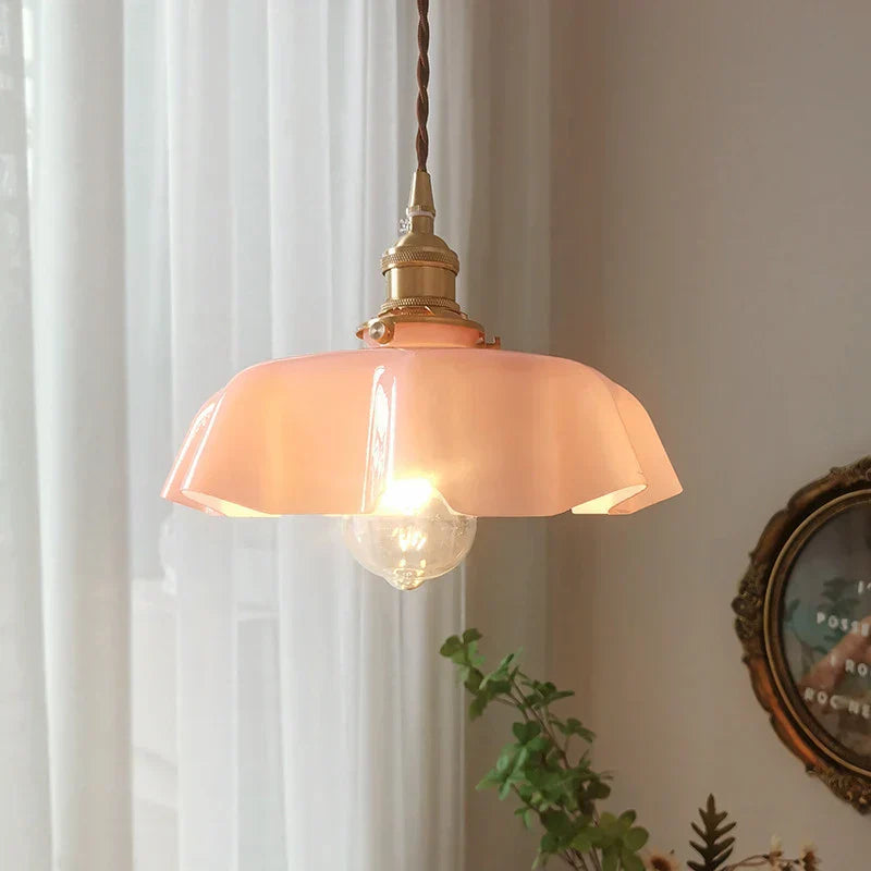 Retro Messing Hängelampe mit rosa Glasschirm, ideal für Wohnzimmer oder Restaurantbeleuchtung.