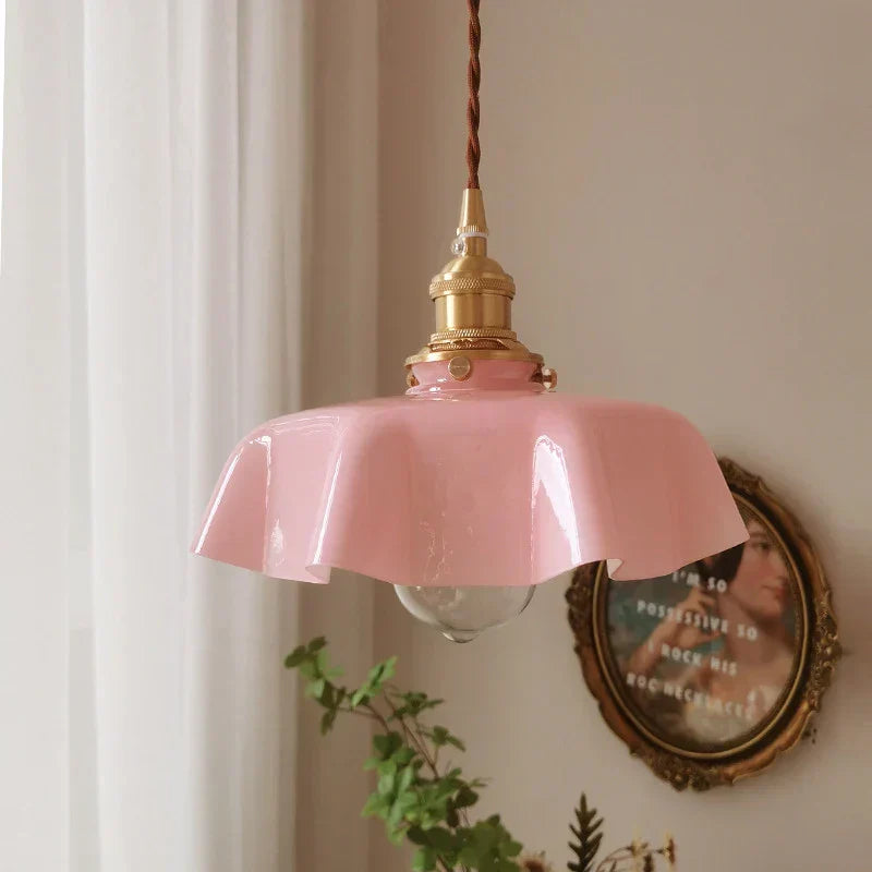 Rosa Retro-Hängelampe aus Glas und Messing, ideal für Wohnzimmer oder Restaurantbeleuchtung.
