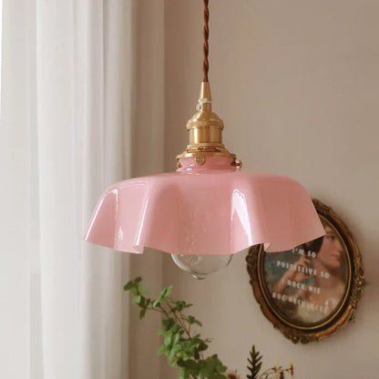 Rosa Retro-Hängelampe aus Glas und Messing, ideal für Wohnzimmer oder Restaurantbeleuchtung.