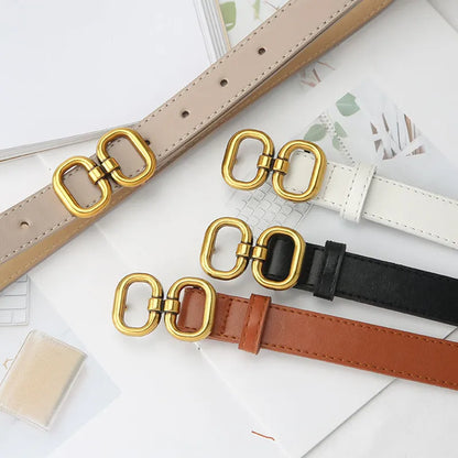 Vier Retro-Gürtel mit goldener Schnalle in Beige, Weiß, Schwarz und Braun auf hellem Hintergrund.