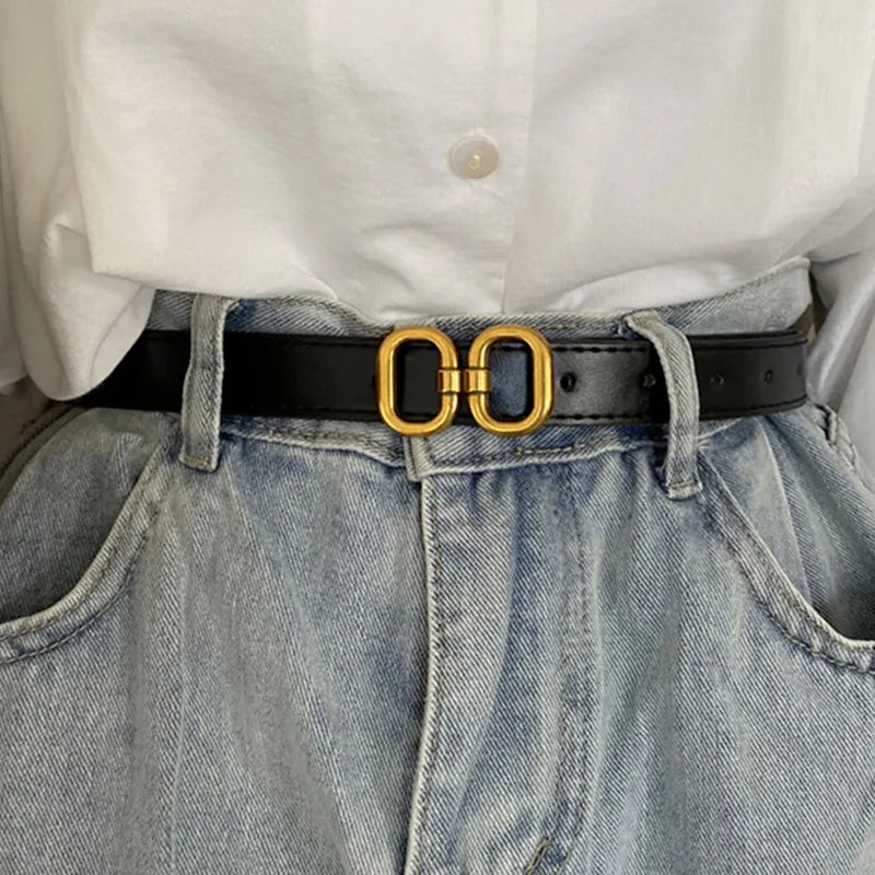 Schwarzer Ledergürtel mit goldener Retro-Schnalle, Damenmode, Jeans, Accessoire.