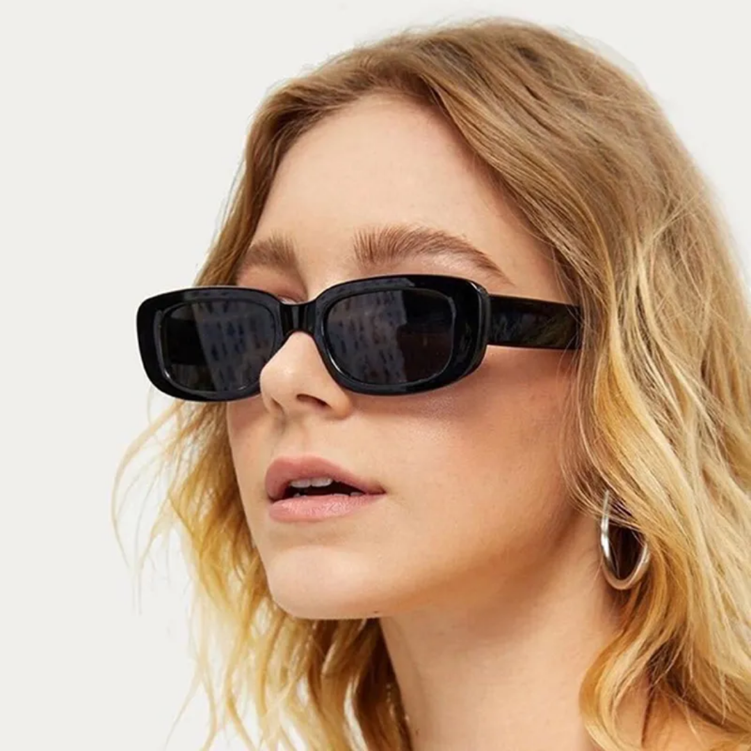Frau mit schwarzen Retro-Vintage-Sonnenbrillen, rechteckig, modisch, blondes Haar.