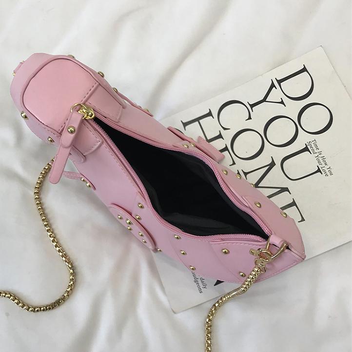 Rosa Mini-Tasche mit Nieten, goldene Kette, modisches Accessoire, Damenhandtasche.