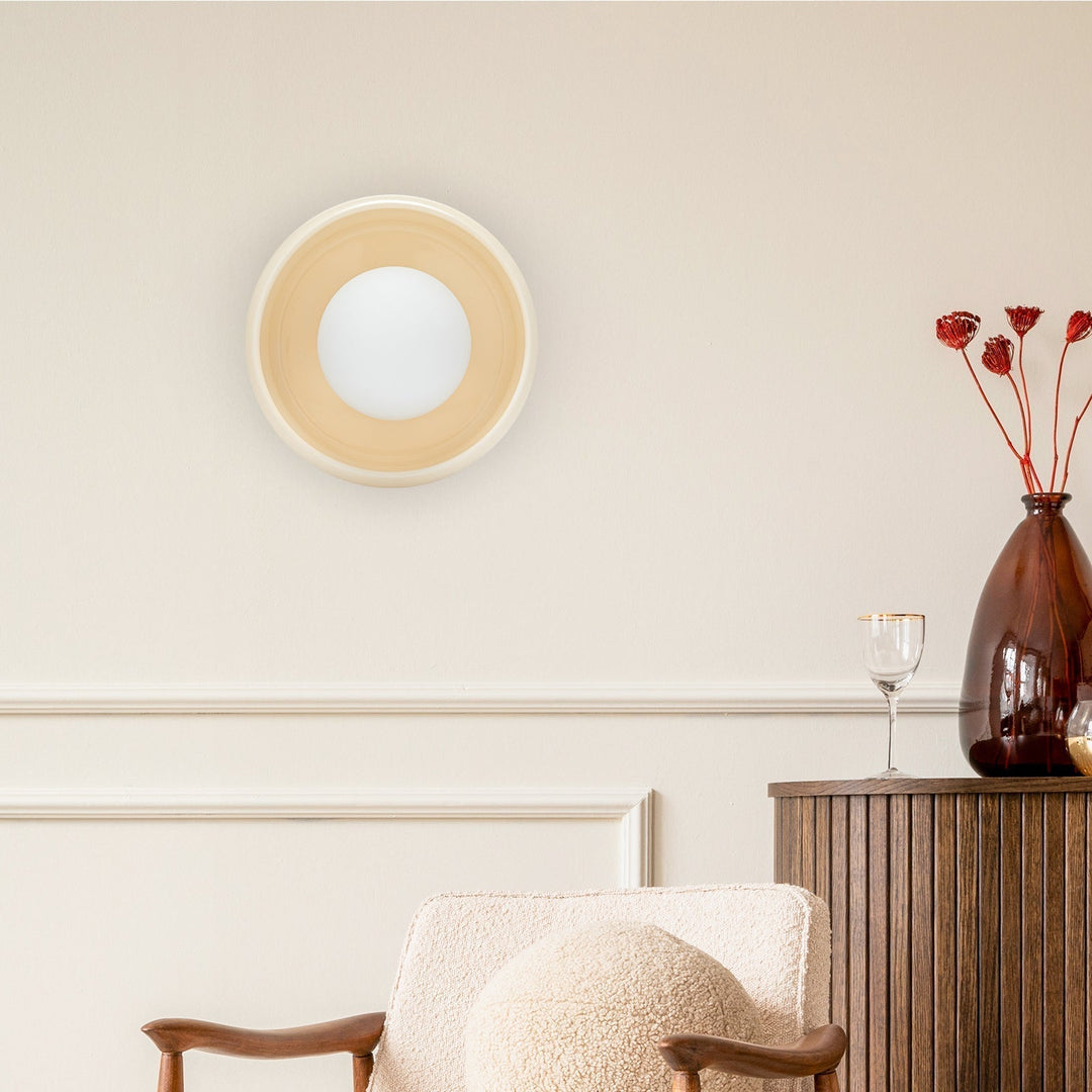 Elegante runde Wandleuchte aus Keramik in Beige, modernes Design, Wohnzimmerbeleuchtung.