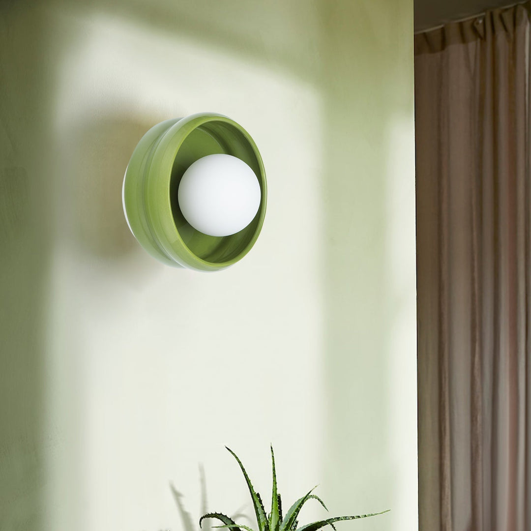 Grüne runde Wandleuchte aus Keramik, modernes Design, elegantes Wohnaccessoire.
